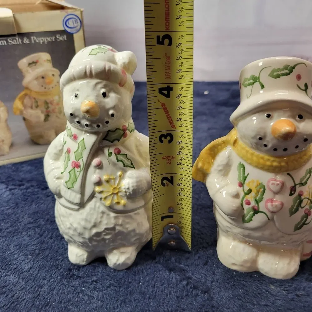 NEW VINTAGE VANILLA CREAM CHRISTMAS SNOWMAN SNOWLADY SALT & PEPPER SHAKERS